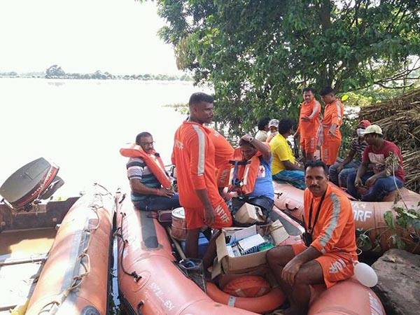 জলের মধ্যেই বোটে ছুটছে মেডিক্যাল ক্যাম্প, বন্যা বিধ্বস্ত হরিশ্চন্দ্রপুরে এক অসাধারণ ছবি জলের মধ্যেই বোটে ছুটছে মেডিক্যাল ক্যাম্প, বন্যা বিধ্বস্ত হরিশ্চন্দ্রপুরে এক অসাধারণ ছবি