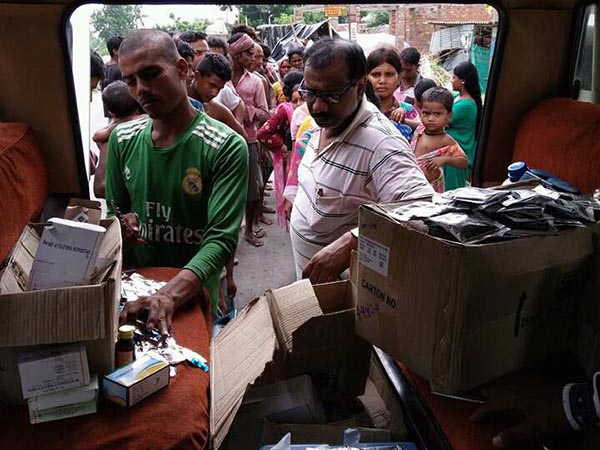জলের মধ্যেই বোটে ছুটছে মেডিক্যাল ক্যাম্প, বন্যা বিধ্বস্ত হরিশ্চন্দ্রপুরে এক অসাধারণ ছবি জলের মধ্যেই বোটে ছুটছে মেডিক্যাল ক্যাম্প, বন্যা বিধ্বস্ত হরিশ্চন্দ্রপুরে এক অসাধারণ ছবি