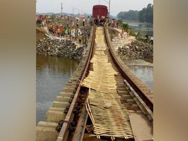 এনজেপি-র সঙ্গে রেল যোগাযোগ কবে থেকে, দেখুন ছবি এনজেপি-র সঙ্গে রেল যোগাযোগ কবে থেকে, দেখুন ছবি
