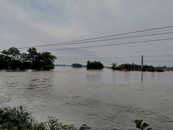 দুর্যোগ কমলেও দুর্ভোগ কমেনি, মালদহ-দিনাজপুরে ভরসা নৌকাই দুর্যোগ কমলেও দুর্ভোগ কমেনি, মালদহ-দিনাজপুরে ভরসা নৌকাই