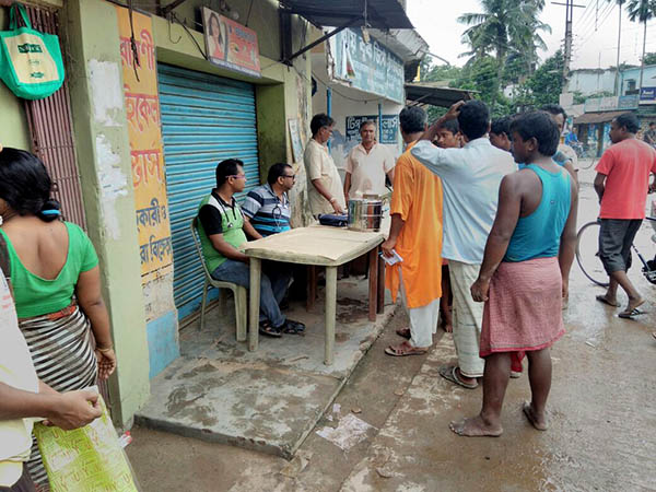 ত্রাণ বণ্টনেও অভিযোগ ত্রাণ বণ্টনেও অভিযোগ