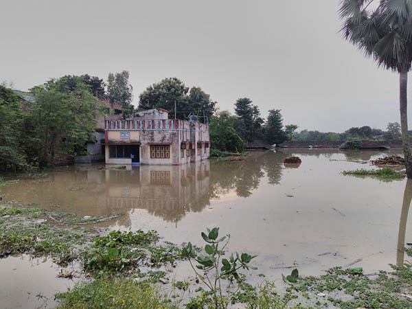 তিনদিকের জলরাশিতে বন্যার অবনতি মালদহে তিনদিকের জলরাশিতে বন্যার অবনতি মালদহে