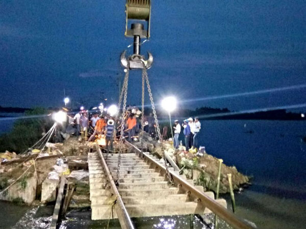 বন্যাবিধ্বস্ত রেললাইন রাতারাতি সারিয়ে ট্রেন চালু উত্তর-দক্ষিণে বন্যাবিধ্বস্ত রেললাইন রাতারাতি সারিয়ে ট্রেন চালু উত্তর-দক্ষিণে