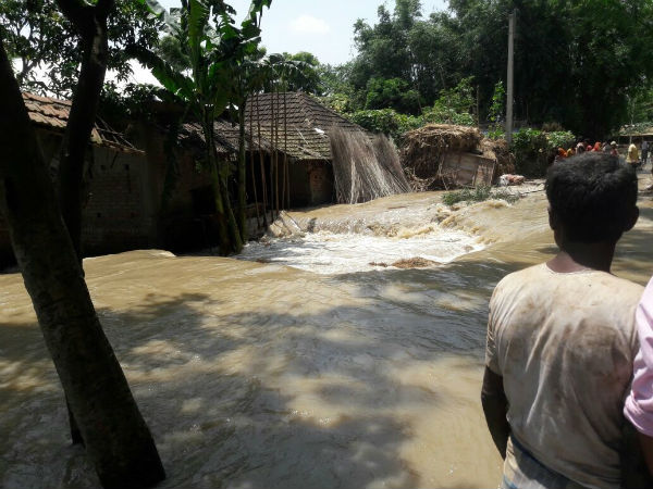 জল-যন্ত্রণায় হরিশ্চন্দ্রপুর, ত্রাণ নিয়ে ক্ষোভ দুর্গতদের মধ্যে জল-যন্ত্রণায় হরিশ্চন্দ্রপুর, ত্রাণ নিয়ে ক্ষোভ দুর্গতদের মধ্যে