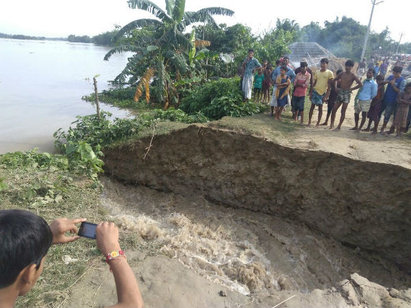 জল-যন্ত্রণায় হরিশ্চন্দ্রপুর, ত্রাণ নিয়ে ক্ষোভ দুর্গতদের মধ্যে জল-যন্ত্রণায় হরিশ্চন্দ্রপুর, ত্রাণ নিয়ে ক্ষোভ দুর্গতদের মধ্যে