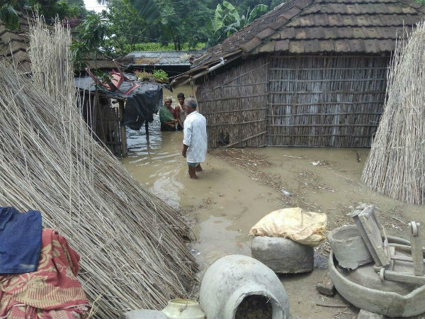 জল-যন্ত্রণায় হরিশ্চন্দ্রপুর, ত্রাণ নিয়ে ক্ষোভ দুর্গতদের মধ্যে জল-যন্ত্রণায় হরিশ্চন্দ্রপুর, ত্রাণ নিয়ে ক্ষোভ দুর্গতদের মধ্যে