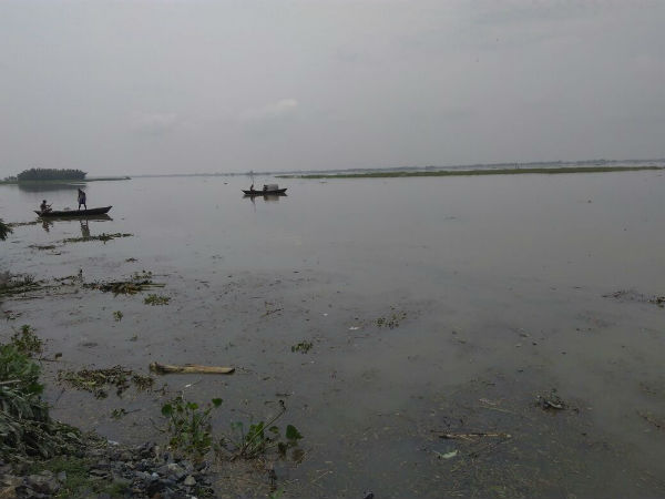 জল-যন্ত্রণায় হরিশ্চন্দ্রপুর, ত্রাণ নিয়ে ক্ষোভ দুর্গতদের মধ্যে জল-যন্ত্রণায় হরিশ্চন্দ্রপুর, ত্রাণ নিয়ে ক্ষোভ দুর্গতদের মধ্যে