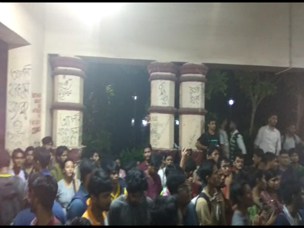 কাউন্সিল গঠনের বিরোধিতায় আপাতত উঠে গেল যাদবপুরের আন্দোলন কাউন্সিল গঠনের বিরোধিতায় আপাতত উঠে গেল যাদবপুরের আন্দোলন
