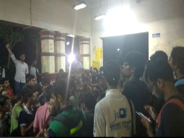 এই সরকারি নির্দেশনামার বিরোধিতায় ফের কলোরব যাদবপুরে এই সরকারি নির্দেশনামার বিরোধিতায় ফের কলোরব যাদবপুরে