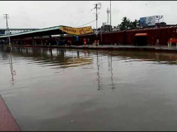 বন্যার জন্য বাতিল ৪০ জোড়া ট্রেন, বিশেষ ট্রেন চলার সম্ভাবনা বন্যার জন্য বাতিল ৪০ জোড়া ট্রেন, বিশেষ ট্রেন চলার সম্ভাবনা