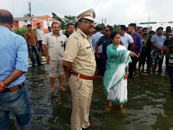 বন্যায় রাজ্যে ক্ষতি ১৪ হাজার কোটির বেশি, অসম-গুজরাতের মতো প্যাকেজ দাবি মুখ্যমন্ত্রীর বন্যায় রাজ্যে ক্ষতি ১৪ হাজার কোটির বেশি, অসম-গুজরাতের মতো প্যাকেজ দাবি মুখ্যমন্ত্রীর