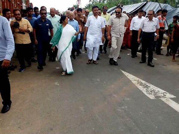দক্ষিণ দিনাজপুরে বন্যা পরিদর্শনে মুখ্যমন্ত্রী, জলে নেমে দ্রুত পুনর্বাসনের আশ্বাস দক্ষিণ দিনাজপুরে বন্যা পরিদর্শনে মুখ্যমন্ত্রী, জলে নেমে দ্রুত পুনর্বাসনের আশ্বাস
