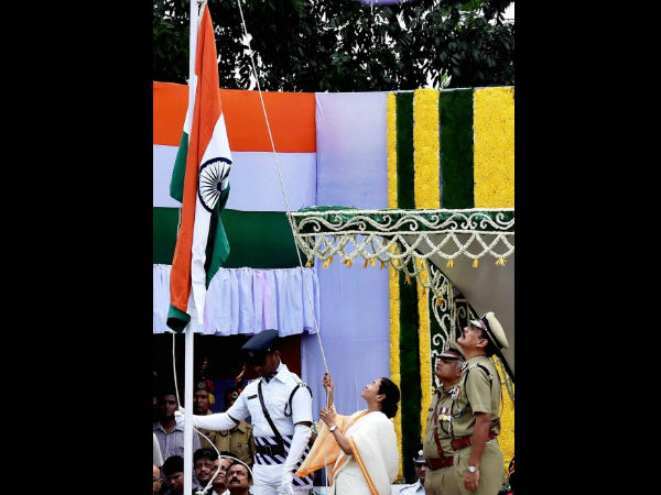 স্বাধীনতা দিবসের বর্ণাঢ্য অনুষ্ঠানে জাতীয় পতাকা উত্তোলন মুখ্যমন্ত্রীর স্বাধীনতা দিবসের বর্ণাঢ্য অনুষ্ঠানে জাতীয় পতাকা উত্তোলন মুখ্যমন্ত্রীর