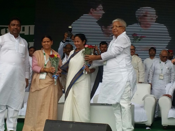 পাটনায় লালুর সভায় 'শো-স্টপার' মমতা, বিজেপির বিরুদ্ধে একমঞ্চে মমতা- লালু- অখিলেশ পাটনায় লালুর সভায় 'শো-স্টপার' মমতা, বিজেপির বিরুদ্ধে একমঞ্চে মমতা- লালু- অখিলেশ