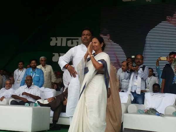 পাটনায় লালুর সভায় 'শো-স্টপার' মমতা, বিজেপির বিরুদ্ধে একমঞ্চে মমতা- লালু- অখিলেশ পাটনায় লালুর সভায় 'শো-স্টপার' মমতা, বিজেপির বিরুদ্ধে একমঞ্চে মমতা- লালু- অখিলেশ