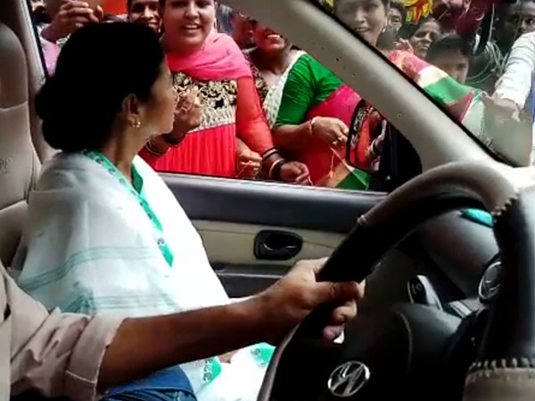 মুখ্যমন্ত্রী মমতা বন্দ্যোপাধ্যায়কে রাস্তায় দাঁড় করিয়ে রাখিবন্ধন মুখ্যমন্ত্রী মমতা বন্দ্যোপাধ্যায়কে রাস্তায় দাঁড় করিয়ে রাখিবন্ধন