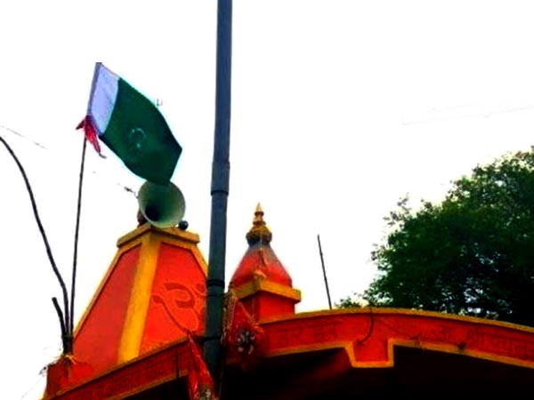 মন্দিরের মাথায় 'পাকিস্তানের পতাকা', তীব্র উত্তেজনা মধ্যপ্রদেশের নরসিংপুরে মন্দিরের মাথায় 'পাকিস্তানের পতাকা', তীব্র উত্তেজনা মধ্যপ্রদেশের নরসিংপুরে