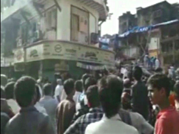 মুম্বইয়ে বহুতলে ভেঙে মৃত ১৫ , অনেকের চাপা পড়ার আশঙ্কা মুম্বইয়ে বহুতলে ভেঙে মৃত ১৫ , অনেকের চাপা পড়ার আশঙ্কা