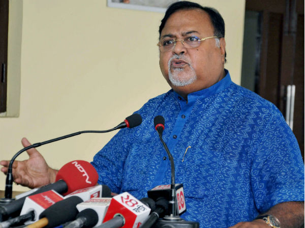 স্বাধীনতা দিবসের পর শিক্ষক দিবস নিয়েও রাজ্য-কেন্দ্রের সংঘাত, সমালোচনায় পার্থ স্বাধীনতা দিবসের পর শিক্ষক দিবস নিয়েও রাজ্য-কেন্দ্রের সংঘাত, সমালোচনায় পার্থ