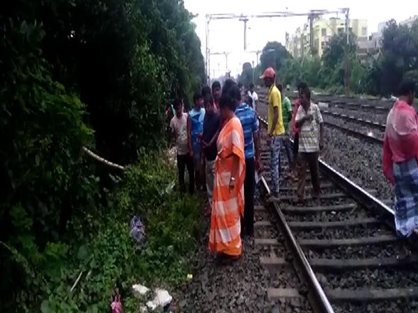 পাতিপুকুর স্টেশনের কাছে তরুণীর দেহ উদ্ধার, মৃত্যুর কারণ নিয়ে ধোঁয়াশা পাতিপুকুর স্টেশনের কাছে তরুণীর দেহ উদ্ধার, মৃত্যুর কারণ নিয়ে ধোঁয়াশা