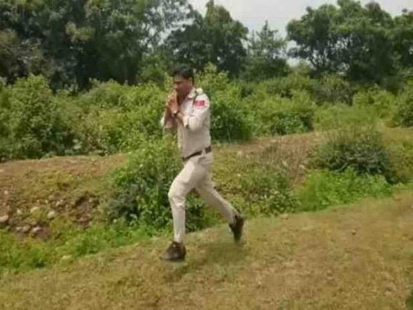 ৪০০ পড়ুয়াকে বাঁচাতে প্রাণ হাতে করে বোমা নিয়ে ছুটলেন এই পুলিশকর্মী, ভাইরাল হল ভিডিও ৪০০ পড়ুয়াকে বাঁচাতে প্রাণ হাতে করে বোমা নিয়ে ছুটলেন এই পুলিশকর্মী, ভাইরাল হল ভিডিও