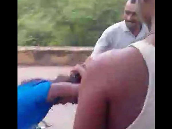 রাস্তায় প্রেমিককে ফোন, পরিণামে প্রেমিকার যা হাল করল পুলিশ রাস্তায় প্রেমিককে ফোন, পরিণামে প্রেমিকার যা হাল করল পুলিশ