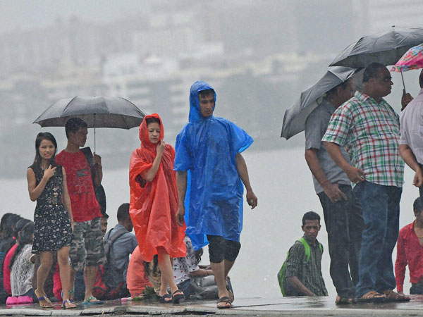 মুম্বইয়ে বৃষ্টিতে ১৫ জনের মৃত্যু, আহত বেশ কয়েকজন মুম্বইয়ে বৃষ্টিতে ১৫ জনের মৃত্যু, আহত বেশ কয়েকজন