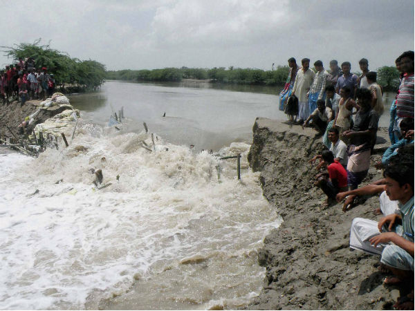 বানের জলে বাড়ছে নদীভাঙন বানের জলে বাড়ছে নদীভাঙন