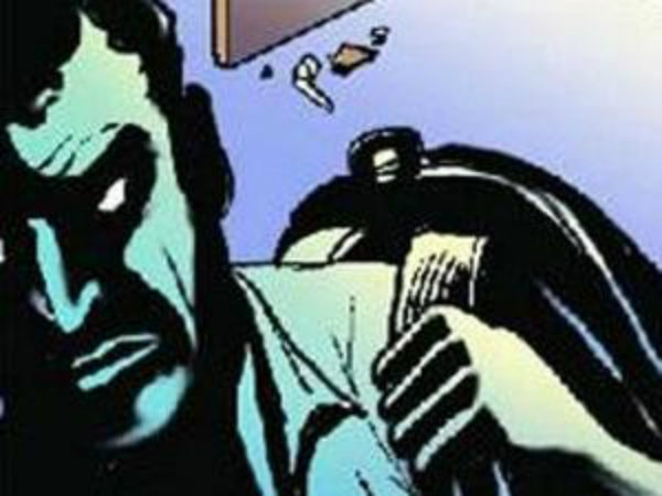 'সুরক্ষিত' রাজধানী এক্সপ্রেসে দুঃসাহসিক ডাকাতি, লুঠ অন্তত ১০ লক্ষ টাকা 'সুরক্ষিত' রাজধানী এক্সপ্রেসে দুঃসাহসিক ডাকাতি, লুঠ অন্তত ১০ লক্ষ টাকা