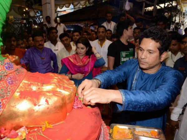 মুম্বইয়ের বিখ্যাত 'লালবাগুচা রাজা'-র গণেশ মণ্ডপে সপরিবারে পুজো দিলেন শচীন, দেখুন ছবি মুম্বইয়ের বিখ্যাত 'লালবাগুচা রাজা'-র গণেশ মণ্ডপে সপরিবারে পুজো দিলেন শচীন, দেখুন ছবি