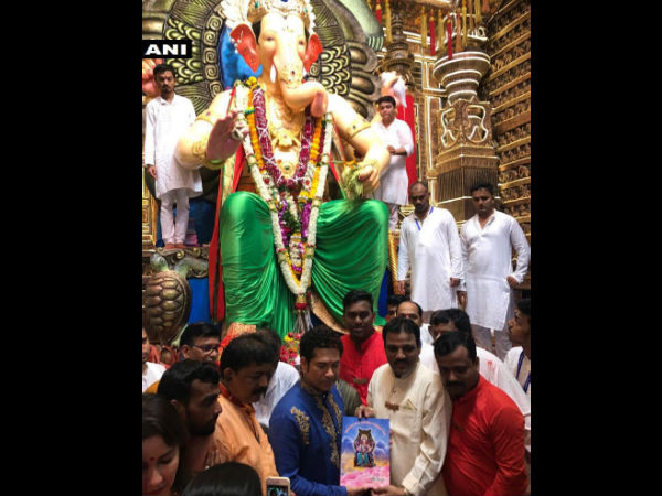 মুম্বইয়ের বিখ্যাত 'লালবাগুচা রাজা'-র গণেশ মণ্ডপে সপরিবারে পুজো দিলেন শচীন, দেখুন ছবি মুম্বইয়ের বিখ্যাত 'লালবাগুচা রাজা'-র গণেশ মণ্ডপে সপরিবারে পুজো দিলেন শচীন, দেখুন ছবি