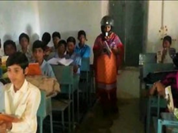 স্কুলে হেলমেট পরে ক্লাস নিচ্ছেন শিক্ষিকা স্কুলে হেলমেট পরে ক্লাস নিচ্ছেন শিক্ষিকা