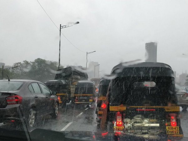 সকাল থেকে কতটা বৃষ্টি হয়েছে বানভাসি মুম্বইয়ের বিভিন্ন এলাকায় সকাল থেকে কতটা বৃষ্টি হয়েছে বানভাসি মুম্বইয়ের বিভিন্ন এলাকায়
