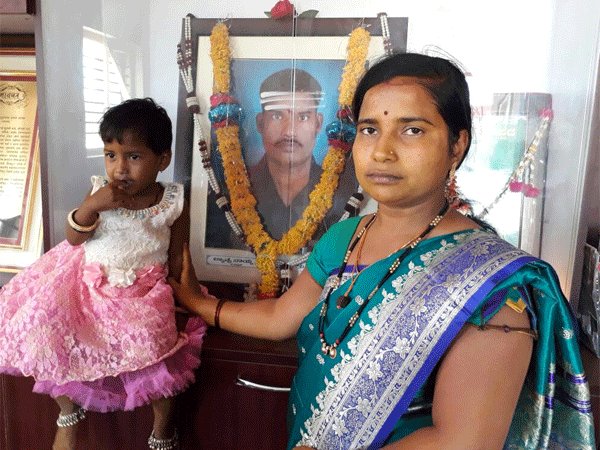 শহিদ হনুমনথাপ্পাকে মনে পড়ে, কেমন আছে তাঁর পরিবার শহিদ হনুমনথাপ্পাকে মনে পড়ে, কেমন আছে তাঁর পরিবার