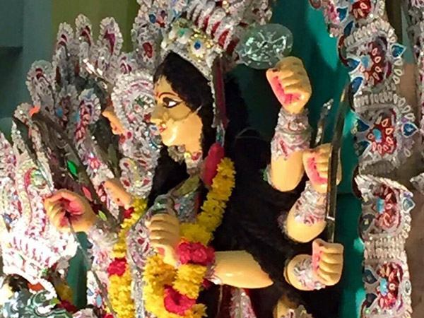 আমেরিকাতেও মঙ্গলবার মহালয়া, শিউলি ফুল গন্ধ আর বোধনের সুরে রাত জাগছে অরুন্ধতীরা আমেরিকাতেও মঙ্গলবার মহালয়া, শিউলি ফুল গন্ধ আর বোধনের সুরে রাত জাগছে অরুন্ধতীরা