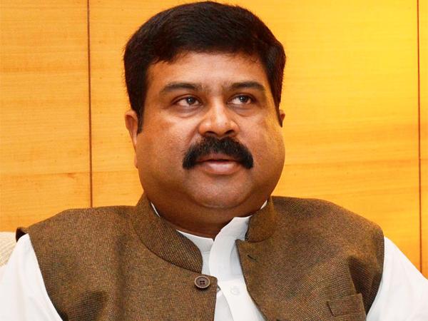 পেট্রোল- ডিজেলে জিএসটি-র দাবি পেট্রোলিয়ামমন্ত্রীর, দাম বাড়লেও চলবে বর্তমান ব্য়বস্থাই পেট্রোল- ডিজেলে জিএসটি-র দাবি পেট্রোলিয়ামমন্ত্রীর, দাম বাড়লেও চলবে বর্তমান ব্য়বস্থাই