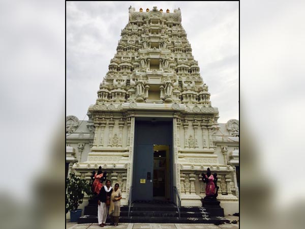 আমেরিকাতেও মঙ্গলবার মহালয়া, শিউলি ফুল গন্ধ আর বোধনের সুরে রাত জাগছে অরুন্ধতীরা আমেরিকাতেও মঙ্গলবার মহালয়া, শিউলি ফুল গন্ধ আর বোধনের সুরে রাত জাগছে অরুন্ধতীরা