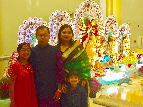 আমেরিকাতেও মঙ্গলবার মহালয়া, শিউলি ফুল গন্ধ আর বোধনের সুরে রাত জাগছে অরুন্ধতীরা আমেরিকাতেও মঙ্গলবার মহালয়া, শিউলি ফুল গন্ধ আর বোধনের সুরে রাত জাগছে অরুন্ধতীরা