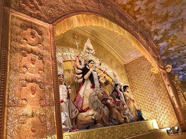 অপরূপা হয়ে পালকিতে চড়ে চলেছেন উমা বাপের বাড়ি অপরূপা হয়ে পালকিতে চড়ে চলেছেন উমা বাপের বাড়ি