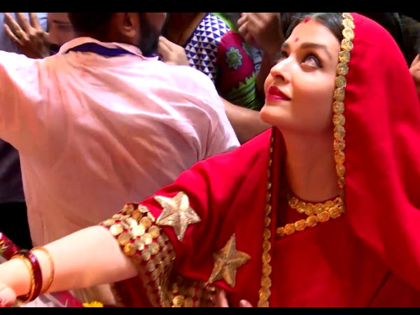 গণপতি বিসর্জনে অ্যাশ