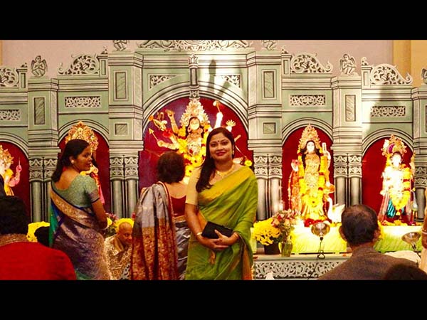 আমেরিকাতেও মঙ্গলবার মহালয়া, শিউলি ফুল গন্ধ আর বোধনের সুরে রাত জাগছে অরুন্ধতীরা আমেরিকাতেও মঙ্গলবার মহালয়া, শিউলি ফুল গন্ধ আর বোধনের সুরে রাত জাগছে অরুন্ধতীরা