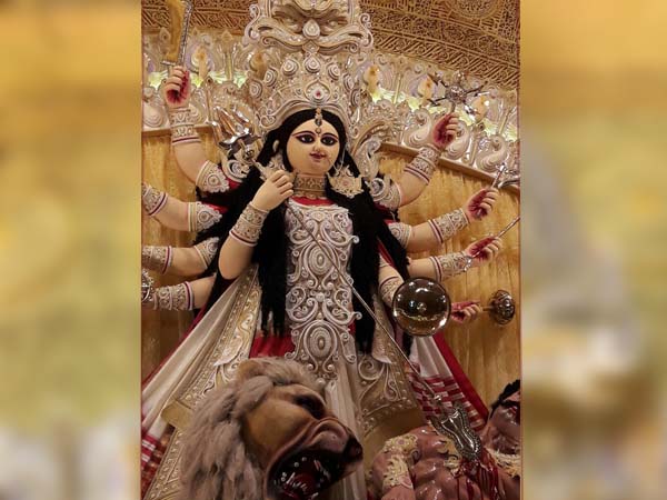 অপরূপা হয়ে পালকিতে চড়ে চলেছেন উমা বাপের বাড়ি অপরূপা হয়ে পালকিতে চড়ে চলেছেন উমা বাপের বাড়ি