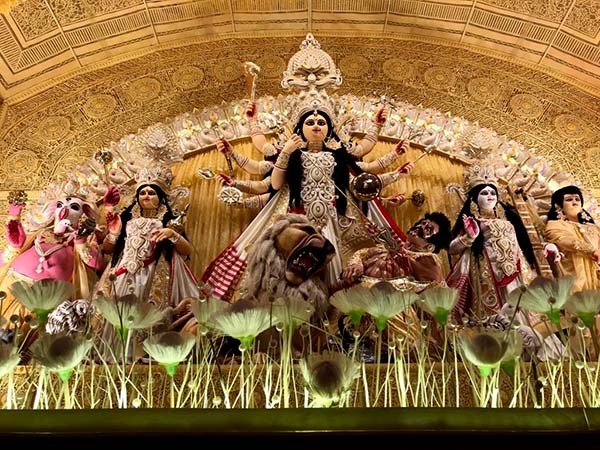 অপরূপা হয়ে পালকিতে চড়ে চলেছেন উমা বাপের বাড়ি অপরূপা হয়ে পালকিতে চড়ে চলেছেন উমা বাপের বাড়ি
