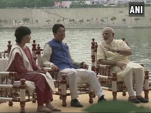সস্ত্রীক আবের ভ্রমণ