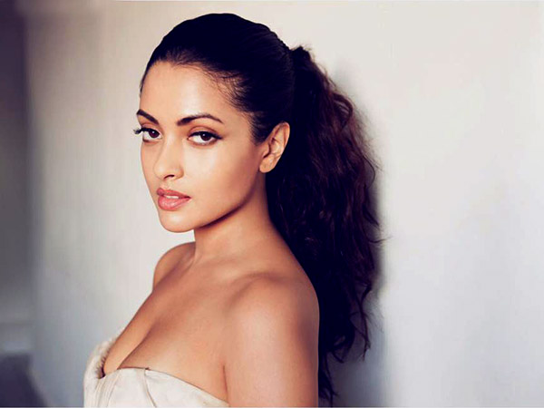 চোখের চাহনিতে মাত