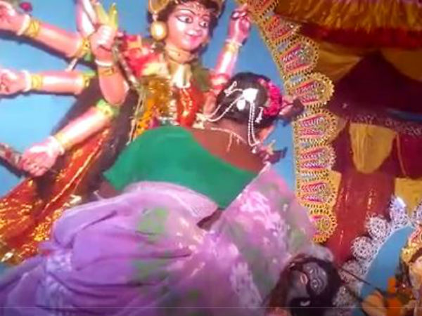 সমাজের বাধা টপকে দুর্গাপুজো বাঁকুড়ার সাঁওতাল পরিবারে সমাজের বাধা টপকে দুর্গাপুজো বাঁকুড়ার সাঁওতাল পরিবারে