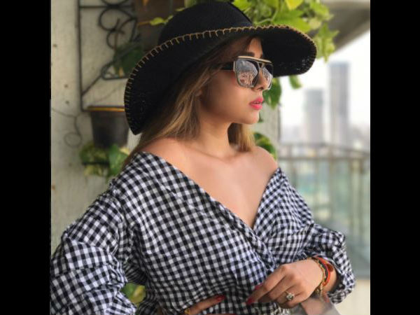 টি শার্টে টিনা
