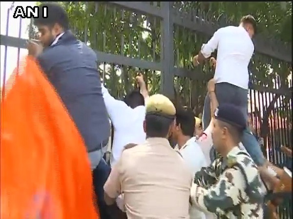 বিএইচইউকাণ্ডে এবার আসরে এবিভিপিও, ছাত্রদের পাশে দাঁড়িয়ে প্রতিবাদে সামিল বিএইচইউকাণ্ডে এবার আসরে এবিভিপিও, ছাত্রদের পাশে দাঁড়িয়ে প্রতিবাদে সামিল