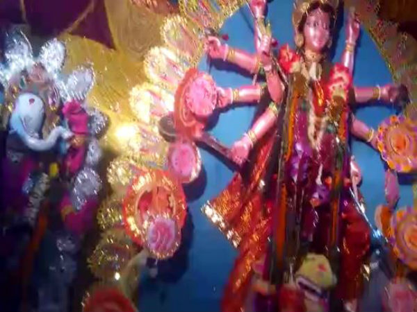 সমাজের বাধা টপকে দুর্গাপুজো বাঁকুড়ার সাঁওতাল পরিবারে সমাজের বাধা টপকে দুর্গাপুজো বাঁকুড়ার সাঁওতাল পরিবারে