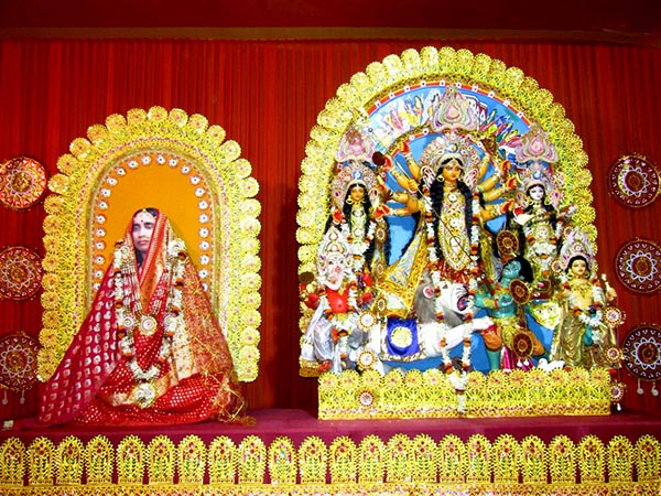 মা সারদা এখানে দেবী দুর্গারূপে পূজিতা, তাই বিসর্জন নয় হয় ‘ঘরবদল’ মা সারদা এখানে দেবী দুর্গারূপে পূজিতা, তাই বিসর্জন নয় হয় ‘ঘরবদল’